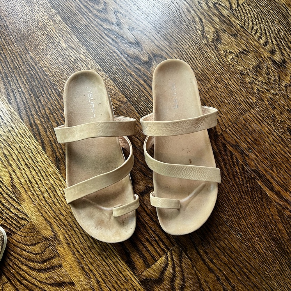 J Slides sz 10 tan strappy sandals white bottoms